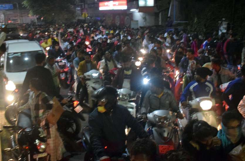 प्रशासन को पता रहता है कि यहां महाजाम लगेगा, फिर भी कुछ नहीं किया जाता प्रशासन को पता रहता है कि यहां महाजाम लगेगा, फिर भी कुछ नहीं किया जाता