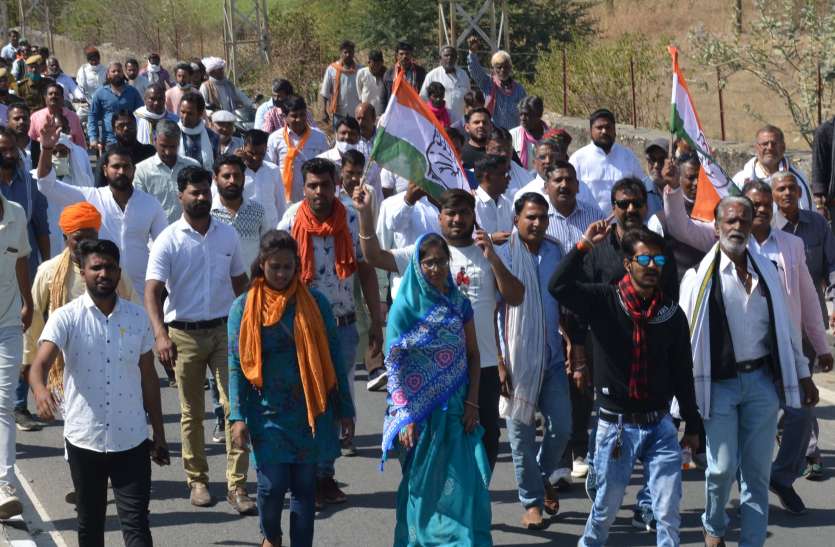 kisan.jpg कांग्रेस ने खोला मोर्चा, किसान समर्थन में मार्च