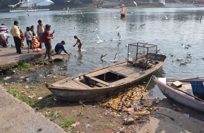 कितना स्वार्थी हो गया इंसान! आशीर्वाद लेने आए थे, बदले में नर्मदा के अमृततुल्य पानी में कचरे का अम्बार लगा गए कितना स्वार्थी हो गया इंसान! आशीर्वाद लेने आए थे, बदले में नर्मदा के अमृततुल्य पानी में कचरे का अम्बार लगा गए