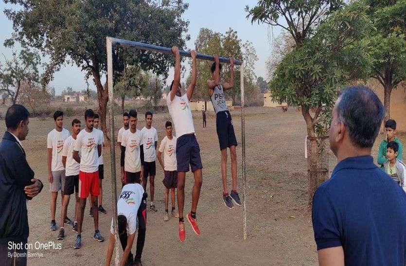 रिटायर्ड फौजी और सेना के जवान दे रहे युवाओं को हौसले की उड़ान