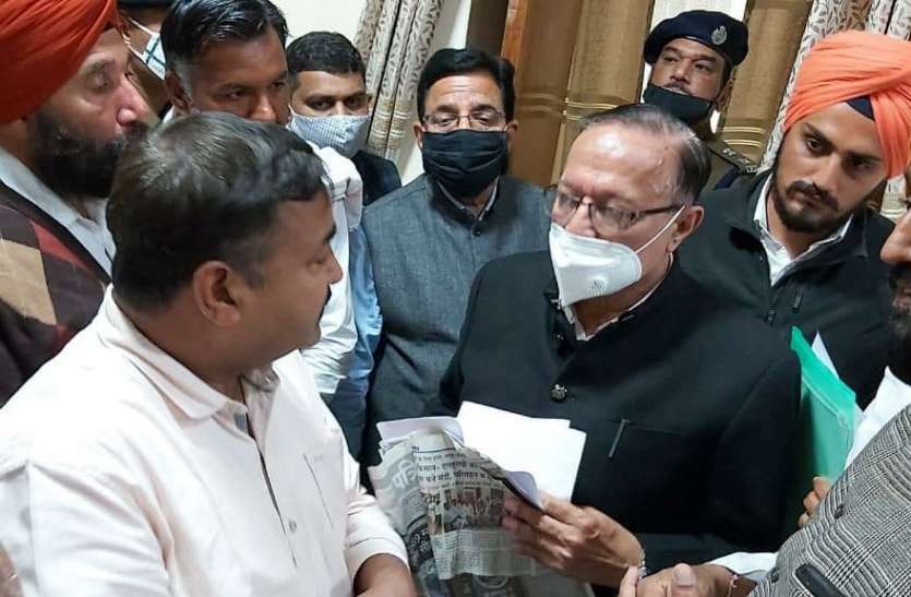 पेट्रोल-डीजल के रेट छह माह के लिए पड़ोसी राज्य के बराबर करने की मांग पेट्रोल-डीजल के रेट छह माह के लिए पड़ोसी राज्य के बराबर करने की मांग