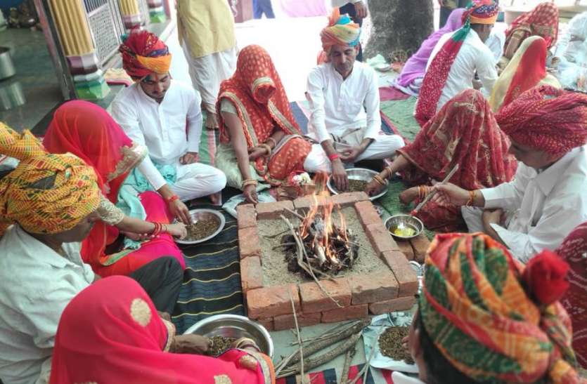 सुबी में पांच कुण्डीय यज्ञ में 21 जोड़ों ने दी आहुतियां सुबी में पांच कुण्डीय यज्ञ में 21 जोड़ों ने दी आहुतियां