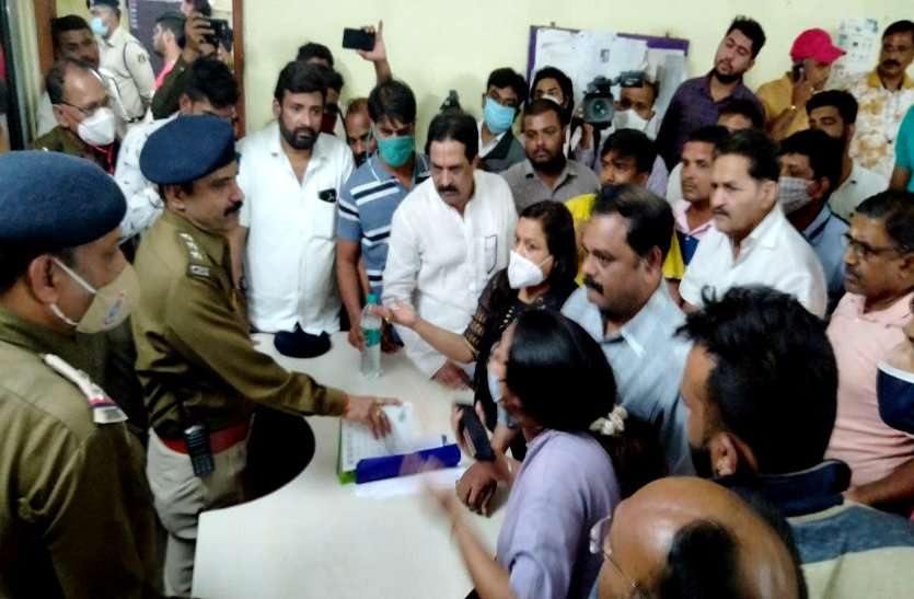 RSS नेता के फेसबुक पोस्ट से मचा बवाल, सांसद सरोज की भाभी समर्थकों के साथ घुसी घर में, किया जमकर तोडफ़ोड़ Video: RSS नेता के फेसबुक पोस्ट से मचा बवाल, सांसद सरोज की भाभी समर्थकों के साथ घुसी घर में, किया जमकर तोडफ़ोड़