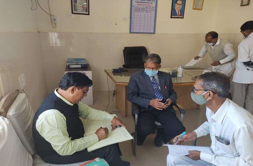 अस्पताल का आकस्मिक निरीक्षण, अनुपस्थित कार्मिकों के विरूद्ध कार्यवाही अस्पताल का आकस्मिक निरीक्षण, अनुपस्थित कार्मिकों के विरूद्ध कार्यवाही