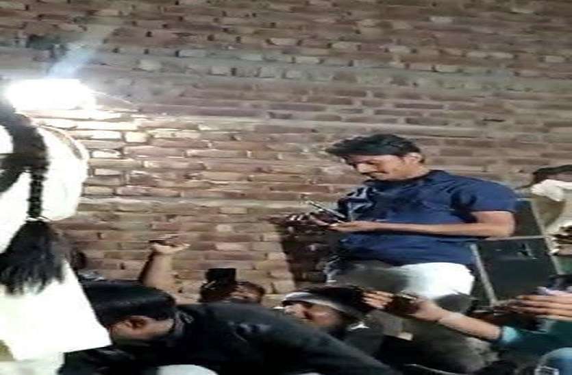 तमंचे पर डिस्को...महिला डांसरों के साथ डांस करते हुए देशी कट्टे से होती रही फायरिंग तमंचे पर डिस्को...महिला डांसरों के साथ डांस करते हुए देशी कट्टे से होती रही फायरिंग
