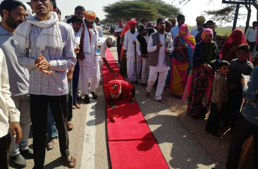 देशनोक में लगी खेजड़ी को हरा करने की मन्नत लेकर शुरू की 1100 किमी की कनक दण्डवत यात्रा देशनोक में लगी खेजड़ी को हरा करने की मन्नत लेकर शुरू की 1100 किमी की कनक दण्डवत यात्रा