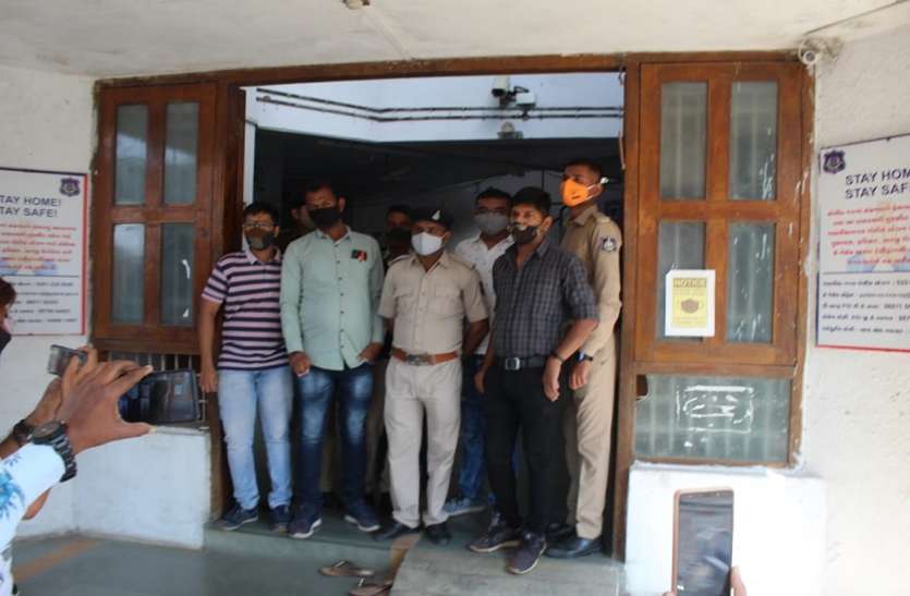 Ahmadabad News : पुलिस थाने में किन्नरों का हंगामा, विरोध प्रदर्शन Ahmadabad News : पुलिस थाने में किन्नरों का हंगामा, विरोध प्रदर्शन