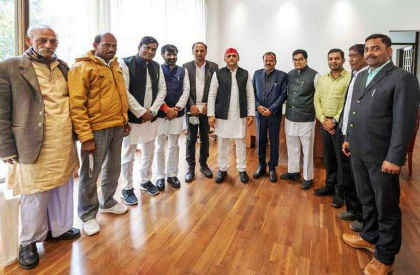 rakesh babu बसपा के पूर्व विधायक बेटे समेत सपा में शामिल
