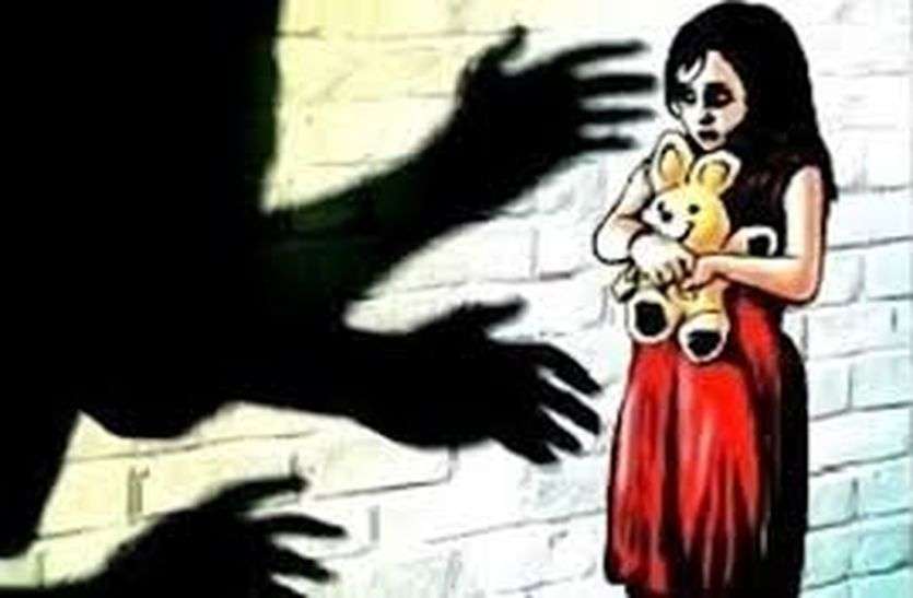 बच्चों को भेजकर शिक्षक अकेली छात्रा के साथ करता था गंदी हरकतें बच्चों को भेजकर शिक्षक अकेली छात्रा के साथ करता था गंदी हरकतें