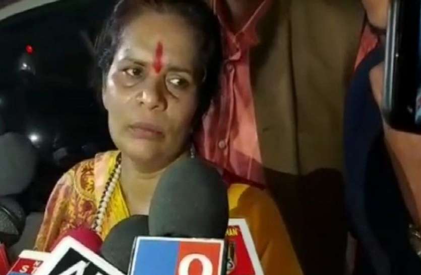 साध्वी प्राची ने सीतापुर की घटना को लेकर पुलिस पर फोड़ा ठीकरा, बोली- पुलिस अगर चेत जाती तो नहीं होता बाबा पर हमला साध्वी प्राची ने सीतापुर की घटना को लेकर पुलिस पर फोड़ा ठीकरा, बोली- पुलिस अगर चेत जाती तो नहीं होता बाबा पर हमला