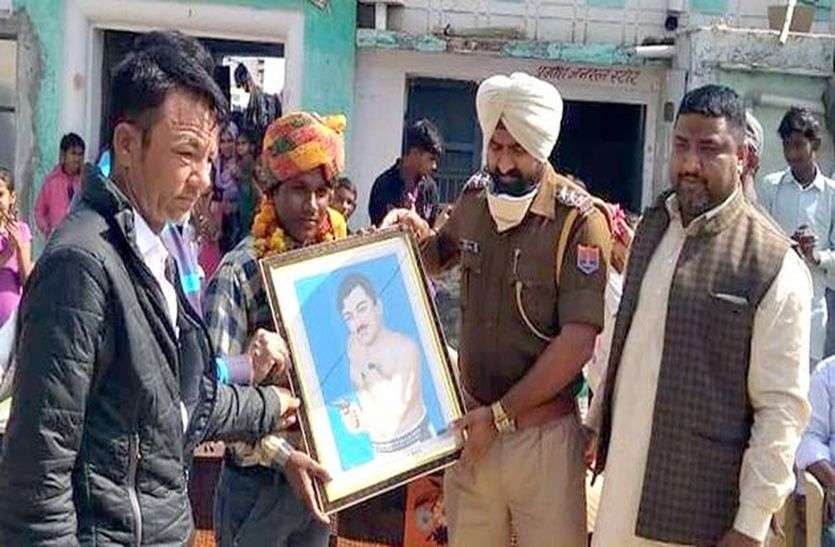 शाबाश : खुद की जान जोखिम में डाल युवक ने कुण्ड में गिरी मासूम को जिंदा बाहर निकाला,लोगों ने नवाजा शाबाश : खुद की जान जोखिम में डाल युवक ने कुण्ड में गिरी मासूम को जिंदा बाहर निकाला,लोगों ने नवाजा