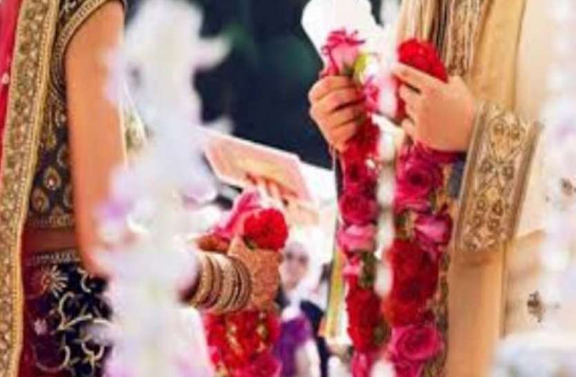 मंदिर में प्रेम विवाह करने के बाद पति ने पत्नी को भेजा मायके, साल भर बाद युवती ने इस बात की लिखाई तहरीर मंदिर में प्रेम विवाह करने के बाद पति ने पत्नी को भेजा मायके, साल भर बाद युवती ने इस बात की लिखाई तहरीर