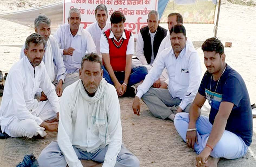 कृषि बिल के विरोध में धरने पर डटे हैं किसान कृषि बिल के विरोध में धरने पर डटे हैं किसान