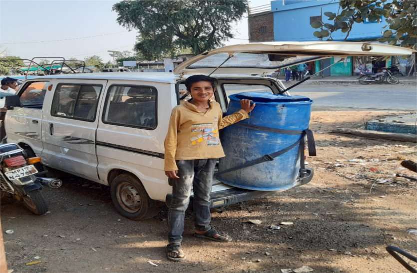 Water scarcity in rural areas नलजल योजना का पूरे गांव को नहीं मिल रहा लाभ, एक किलोमीटर दूर से ला रहे पानी