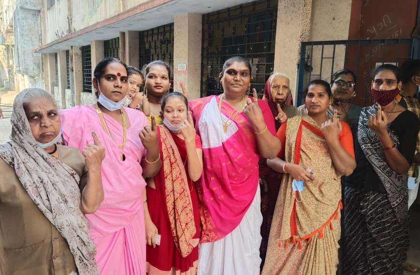 युवा, वृद्धों व महिलाओं में उत्साह युवा, वृद्धों व महिलाओं में उत्साह