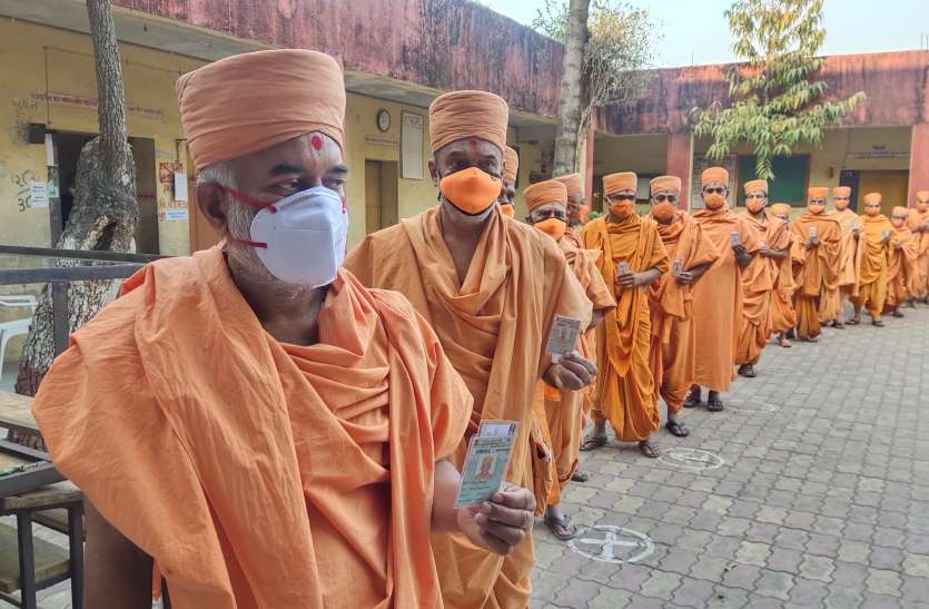 Gujarat: गुजरात की छह महानगपालिकाओं में 43 फीसदी मतदान, कोविड का दिखा असर Gujarat: गुजरात की छह महानगपालिकाओं में 43 फीसदी मतदान, कोविड का दिखा असर