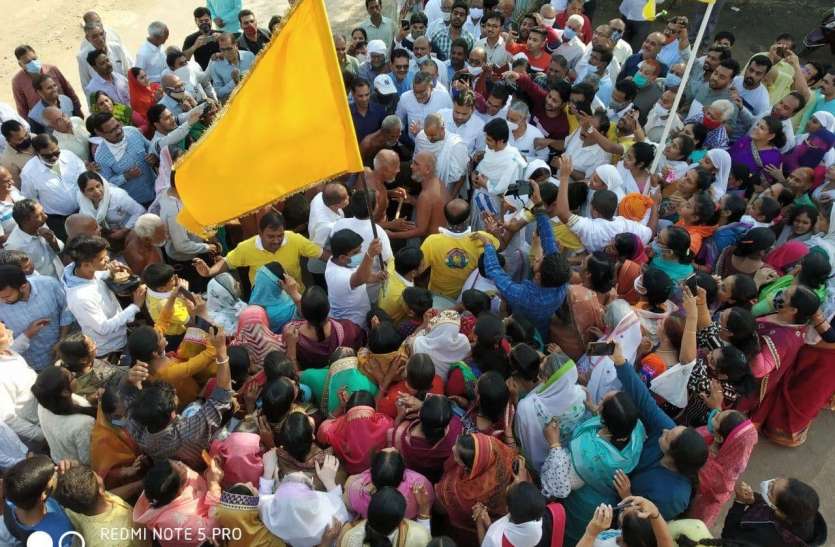 जैन साधुओं के प्रवेश से चौतरफा धर्म बयार, 18 मुनियों सहित आए वर्धमान सागर जैन साधुओं के प्रवेश से चौतरफा धर्म बयार, 18 मुनियों सहित आए वर्धमान सागर