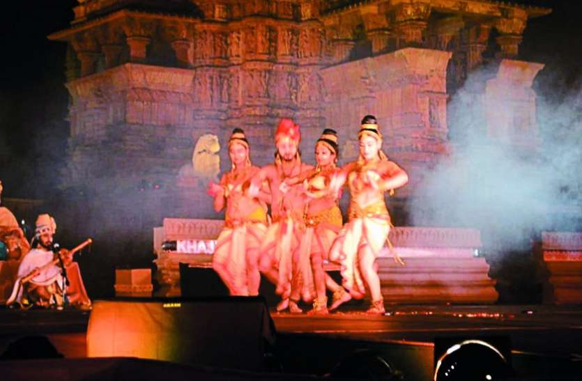 The message of female male equality has been described through the traditional dance of Shiva. पारंपरिक नृत्य के जरिए शिव के स्वरूप का वर्णन कर दिया स्त्री पुरूष समानता का संदेश