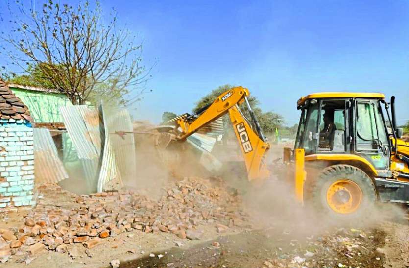 Two and a half thousand liters of liquor destroyed, houses demolished ढाई हजार लीटर शराब नष्ट, ध्वस्त किए मकान