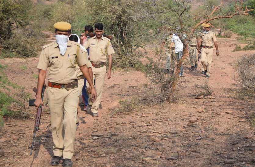 Police reached Dang in search of dacoit Mukesh, search operation in villages डकैत मुकेश के तलाश में डांग पहुंची पुलिस, गांवों में चलाया तलाशी अभियान