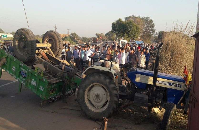 Gravel mafia collides with brother-in-law's bike, returning to talk of relationship रिश्ते के बात कर लौट रहे जीजा-साले की बाइक को बजरी माफिया ने मारी टक्कर