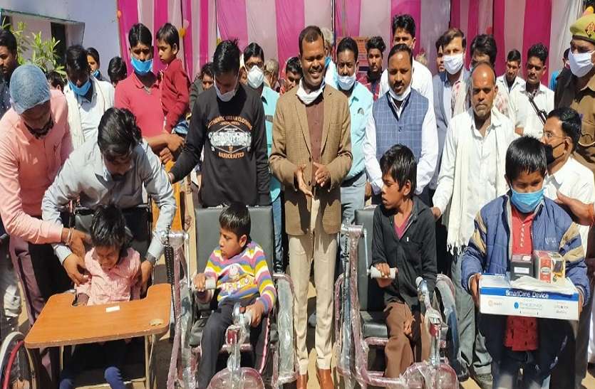 1_7.jpg डीएम ने एलिम्को की मदद से दिव्यांगों को बांटे सहायक उपकरण, बच्चों के खिले चेहरे