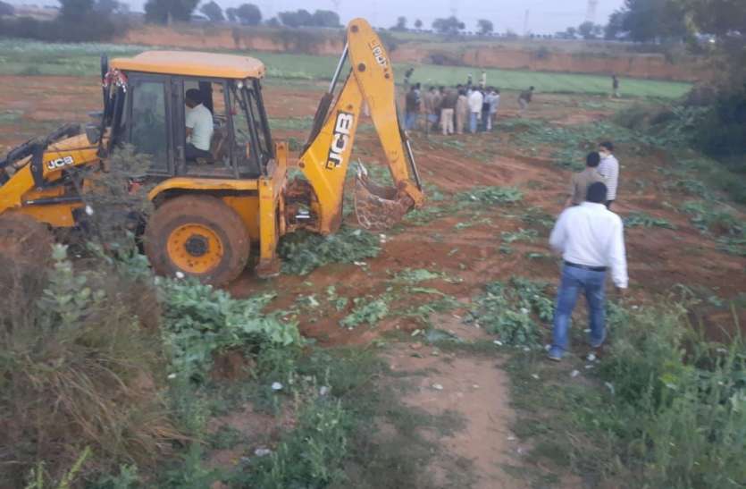 50 हजार रुपए के लालच में दो लोग करा रहे थे खेती, दबिश से पहले भागे 50 हजार रुपए के लालच में दो लोग करा रहे थे खेती, दबिश से पहले भागे