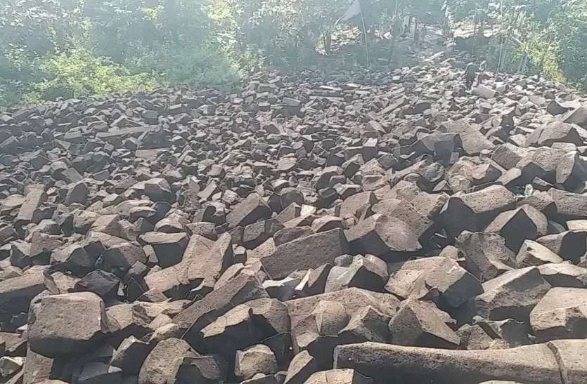 The black mountain tells the story of Tantra learning of the Gond rule गोंड शासकों के तंत्र विद्या की कहानी कहता है काला पहाड़