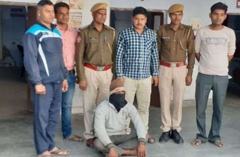 Reward of five thousand rupees, Desi Katta also found in police's custody पुलिस की गिरफ्त में पांच हजार का इनामी, देसी कट्टा भी बरामद