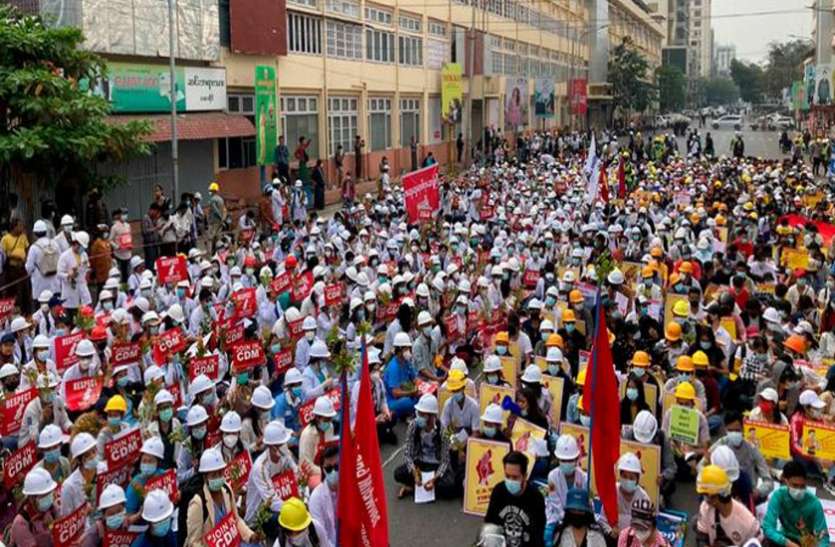 myanmar coup Myanmar Coup: म्यांमार में तख्तापलट के खिलाफ प्रदर्शन तेज, सेना के खिलाफ ग्लोबल एक्शन शुरू!