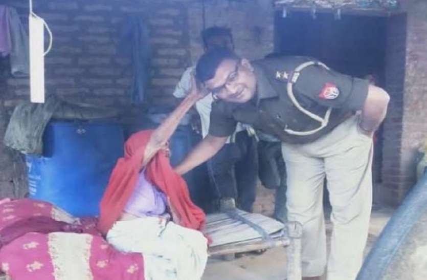 वृद्धा का सपना पूरा कर लोगों की सुर्खियों में छाए थानाध्यक्ष, ओडीएफ को लेकर अखिलेश यादव ने भी पहले किया था ट्वीट वृद्धा का सपना पूरा कर लोगों की सुर्खियों में छाए थानाध्यक्ष, ओडीएफ को लेकर अखिलेश यादव ने भी पहले किया था ट्वीट