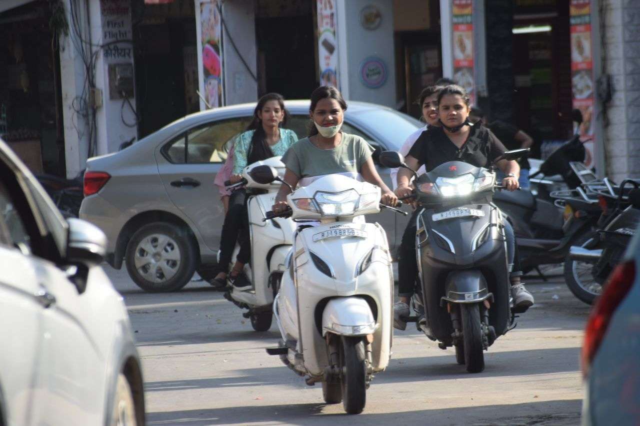 न हेलमेट न मास्क....यह कैसी लापरवाही न हेलमेट न मास्क....यह कैसी लापरवाही