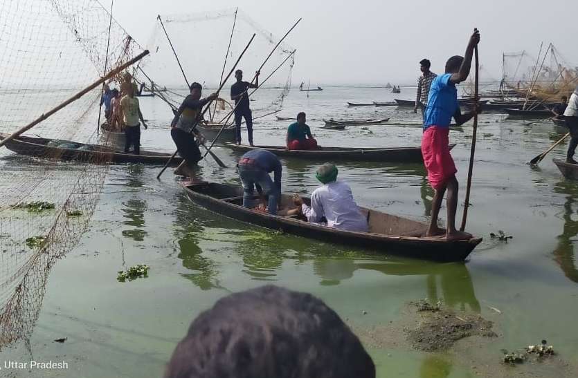 boat capsiezed बलिया में नाव हादसाः सुरहा ताल में नाव पलटी दो मरे, हादसे के ठीक पहले किया था Facebook Live