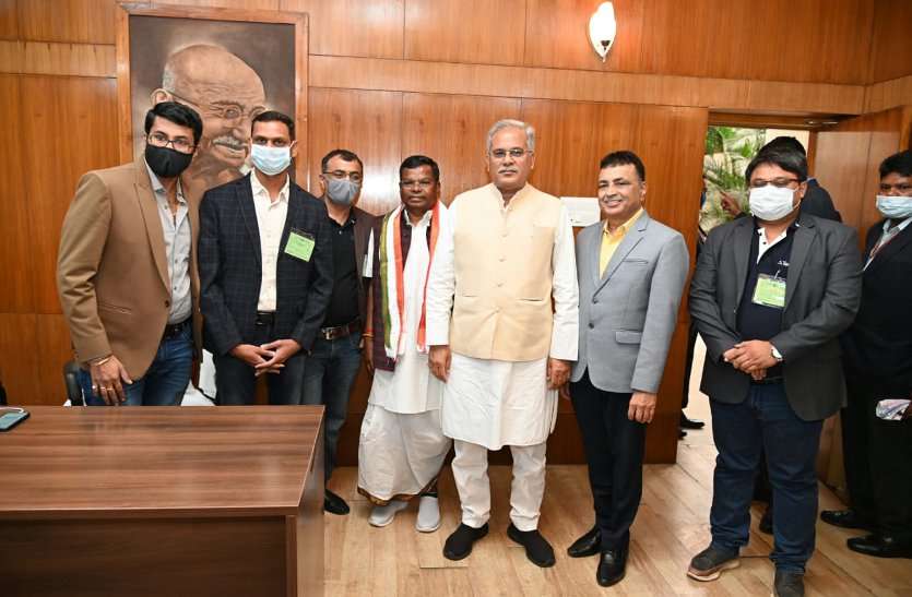 रायपुर : मुख्यमंत्री भूपेश बघेल ने प्रदेश में प्रस्तावित बड़ी औद्योगिक इकाईयों की मॉनिटरिंग हेतु मोबाइल एप लांच किया रायपुर : मुख्यमंत्री भूपेश बघेल ने प्रदेश में प्रस्तावित बड़ी औद्योगिक इकाईयों की मॉनिटरिंग हेतु मोबाइल एप लांच किया