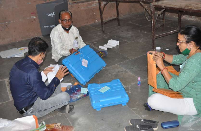 Election/ सूरत में 46 फीसदी मतदान, 484 प्रत्याशियों का भावि ईवीेएम में कैद Election/ सूरत में 46 फीसदी मतदान, 484 प्रत्याशियों का भावि ईवीेएम में कैद