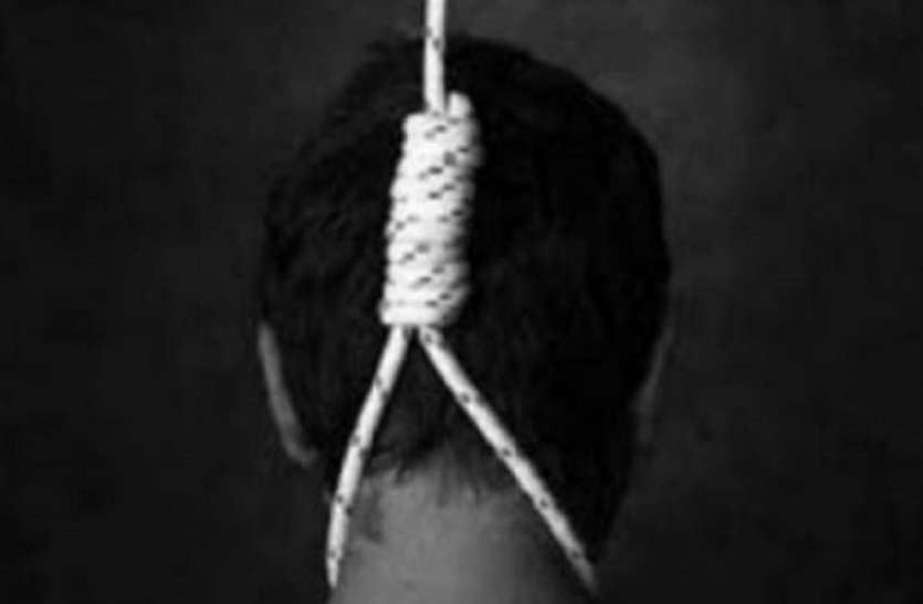 जंगल में मिलने को प्रेमिका को बुलाया, उसके न आने पर प्रेमी ने उठाया खौफनाक कदम जंगल में मिलने को प्रेमिका को बुलाया, उसके न आने पर प्रेमी ने उठाया खौफनाक कदम