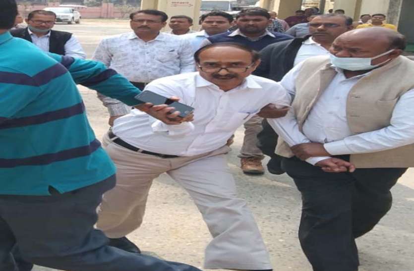 azamgarh news सीएमओ कार्यालय का लिपिक 5 हजार रूपये घूस लेते गिरफ्तार