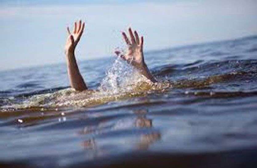 चार दिन पहले घर से निकली युवती का शव तालाब में मिला चार दिन पहले घर से निकली युवती का शव तालाब में मिला