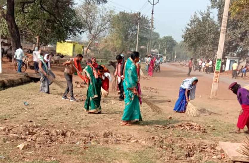 अच्छी पहल: गांव को स्वच्छ बनाने 60 सरपंच झाड़ू लेकर उतरे गांव की गलियों में, लोगों ने तालियां बजाकर किया स्वागत अच्छी पहल: गांव को स्वच्छ बनाने 60 सरपंच झाड़ू लेकर उतरे गांव की गलियों में, लोगों ने तालियां बजाकर किया स्वागत