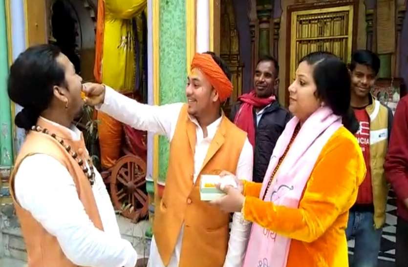 योगी सरकार की ऐतिहासिक बजट पर संतों ने बांटी मिठाई Up Budget : योगी सरकार की ऐतिहासिक बजट पर संतों ने बांटी मिठाई