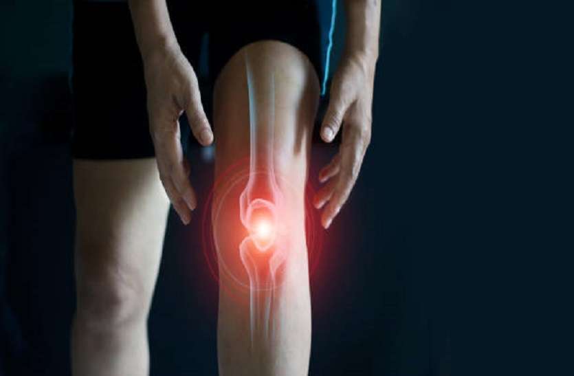 Knee pain: घुटनों में है दिक्कत तो देर तक खड़े होने से बचें Knee pain: घुटनों में है दिक्कत तो देर तक खड़े होने से बचें