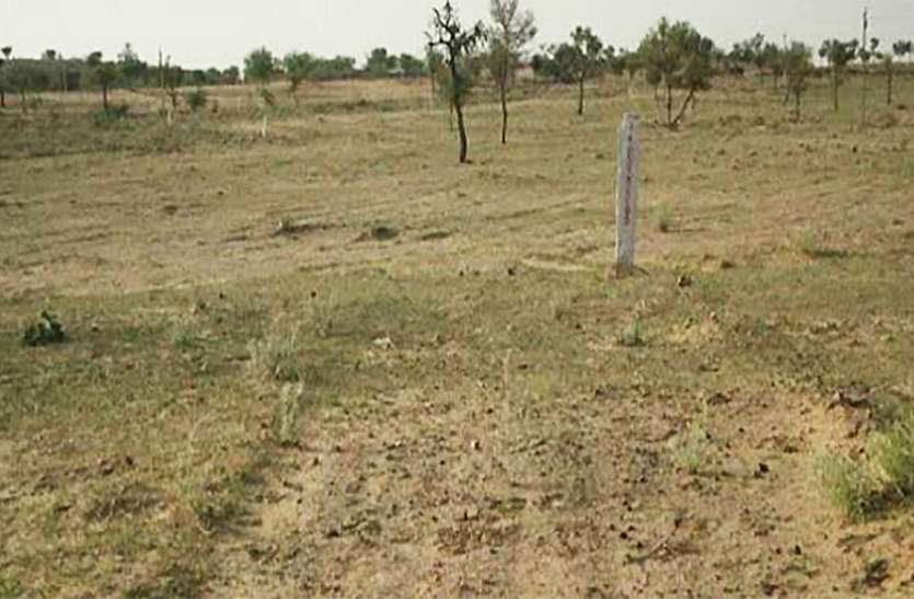 Mortgage of thousands of acres of farmers in collusion with administration without paying compensation बिना प्रतिकर का भुगतान किये प्रशासन की मिलीभगत से किसानों की हजारों एकड़ जमीन बंधक
