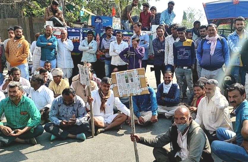 Farmers jam the wheel सिंचाई के लिए किसानों को नहीं मिल रहा पानी, स्टेट हाइवे पर किया चक्काजाम