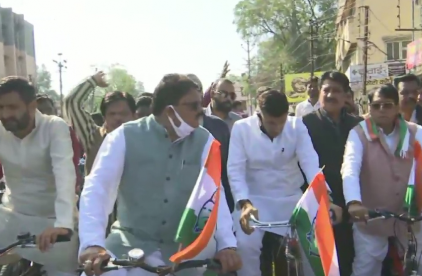 साइकिल से विधानसभा पहुंचे कांग्रेस विधायक, पेट्रोल की बढ़ती कीमतों का किया विरोध साइकिल से विधानसभा पहुंचे कांग्रेस विधायक, पेट्रोल की बढ़ती कीमतों का किया विरोध