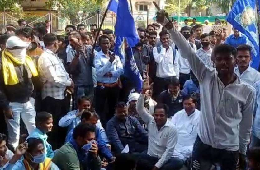 Ambedkar statue removed administration प्रशासन ने रात में हटाई अंबेडकर प्रतिमा, अनुयायियों ने दिया धरना