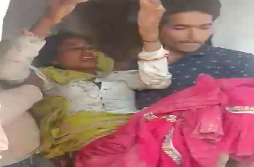 Rajasthan: In Laws Allegedly Beat Women For Dowry In Alwar राजस्थान: विवाहिता को ससुराल वालों ने कुल्हाड़ी से मारा, बेहोश हुई तो मृत समझकर बाहर पटक दिया