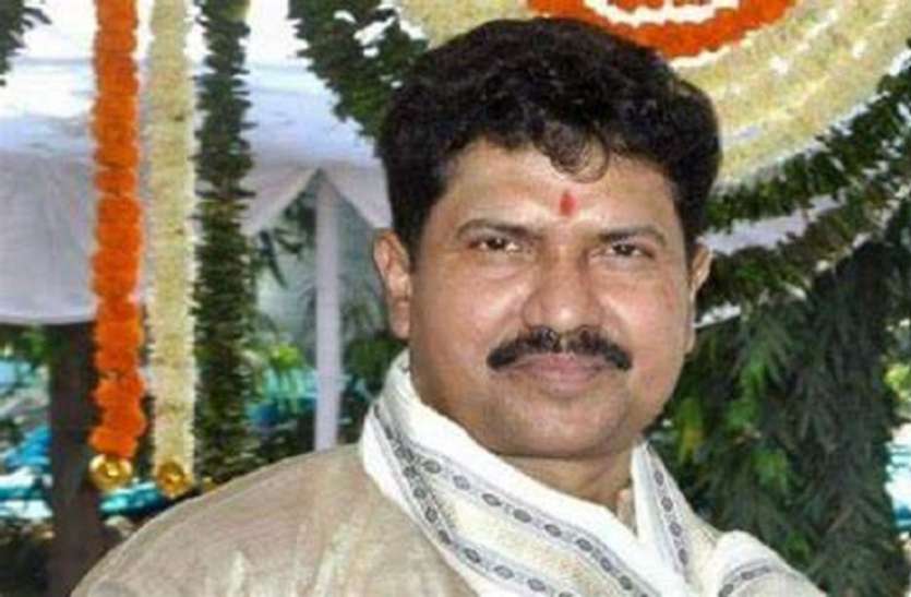 mohan_delkar.jpg MP Mohan Delkar Passed Away: जानिए कौन हैं सात बार दादर नागर हवेली के सांसद रह चुके मोहन डेलकर?