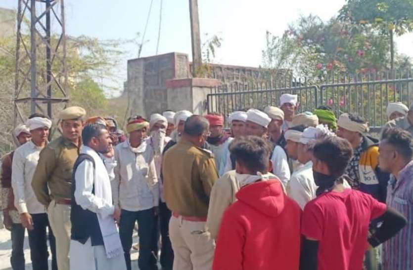 बांसवाड़ा : संदिग्ध हालात में मौत पर मचा बवाल, विद्युत निगम के सामने शव रखकर किया प्रदर्शन बांसवाड़ा : संदिग्ध हालात में मौत पर मचा बवाल, विद्युत निगम के सामने शव रखकर किया प्रदर्शन