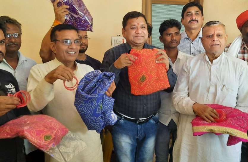 Congress leaders sent bangles to CM Sivraj विरोध: सीएम शिवराज सिंह को कांग्रेस नेताओं ने भेजा पेटीकोट और चूड़ी