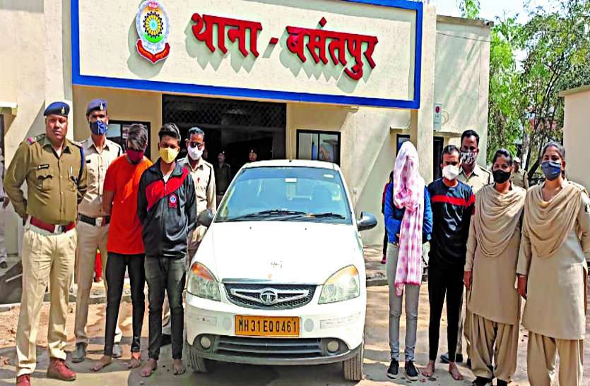 बात नहीं करने से नाराज प्रेमिका ने फिल्मी स्टाइल में किया प्रेमी का अपहरण, दो दोस्तों के साथ मिलकर किया जमकर मारपीट बात नहीं करने से नाराज प्रेमिका ने फिल्मी स्टाइल में किया प्रेमी का अपहरण, दो दोस्तों के साथ मिलकर किया जमकर मारपीट